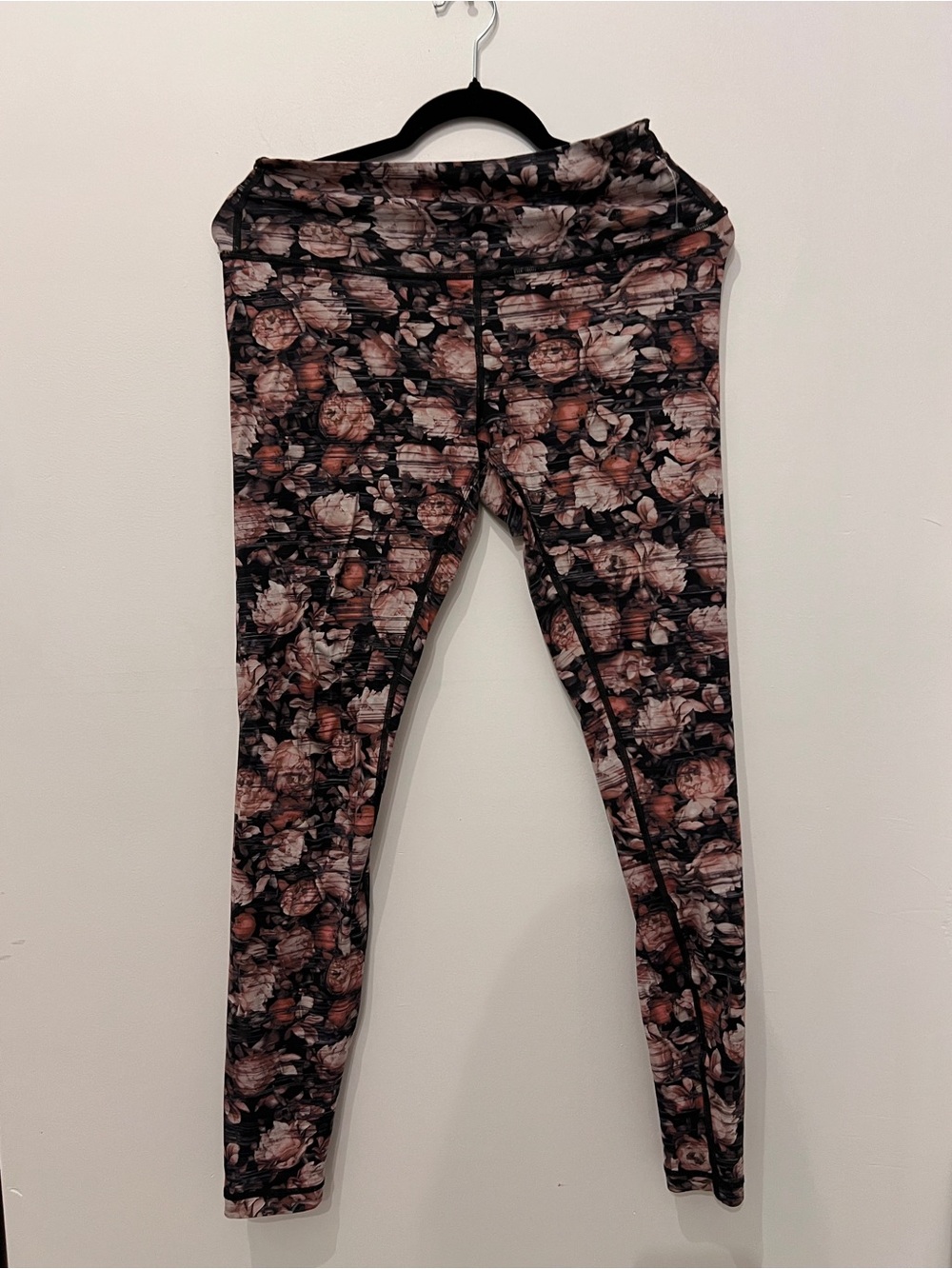 Lululemon 8 Leggings in Black and Pink *damaged logo